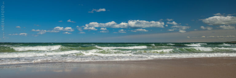 Wellen bei Ostwind am Timmendorfer Strand.