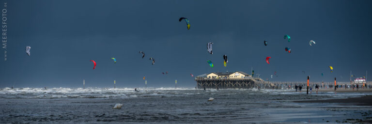 Kiter vor Sturmfront in St. Peter-Ording