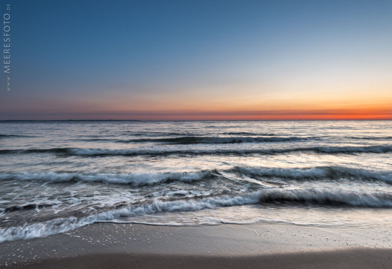 Morgenrot und Wellen am Timmendorfer Strand