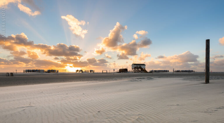 Sonnenstrahlen und Sandrippen